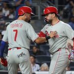 Kyle Schwarber homers for 1,000th hit, exchanges ball for autograph